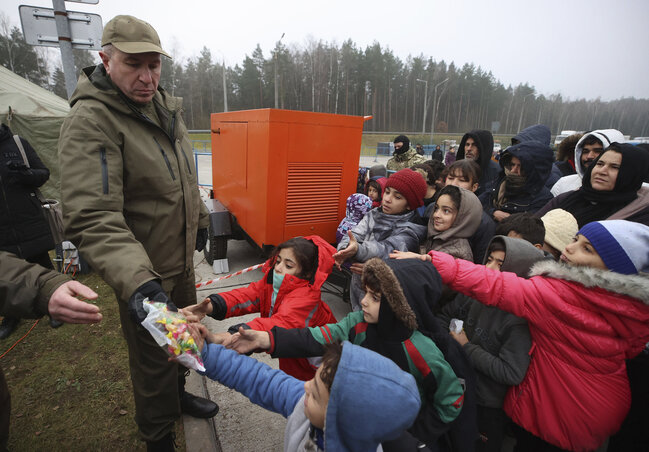 Élelmiszert (adott esetben cukorkát) oszt a bácsi, történetesen Jurij Karajev, Grodno térség felügyelője (Fotó: BelTA via AP/Beta)