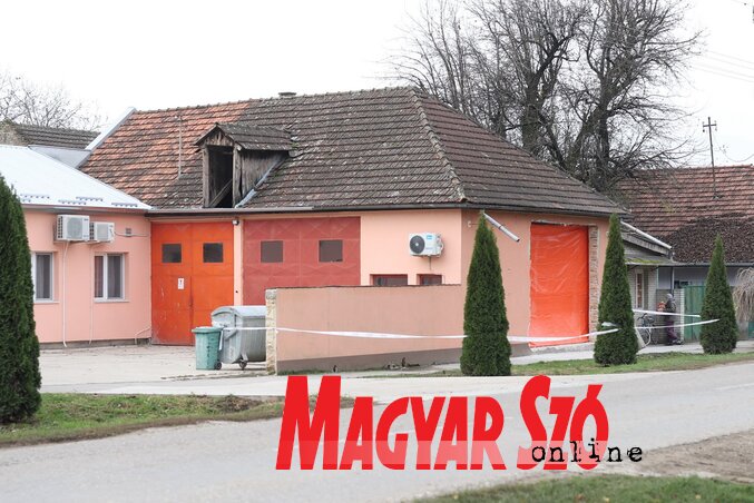 A tűzoltógarázsnak már kibontották a Fő utca felőli falát