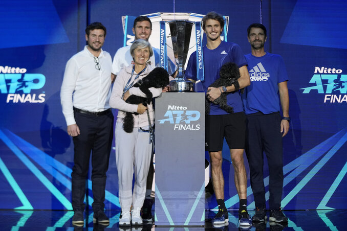 Alexander Zverev a trófeával és a családjával pózolt (Fotó: Beta/AP) Alexander Zverev a trófeával és a családjával pózolt (Fotó: Beta/AP)