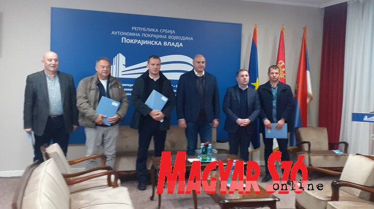 A támogatottak a tartományi titkárral (Fotó: Győri Norbert)