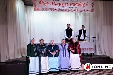 A közelmúltban elkészült bajsai paraszti ünneplőviseletben lépett fel az asszonykórus a bácskossuthfalvi népzenei találkozón