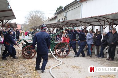 Izgalmas pillanat a hagyományőrző tűzoltóversenyen