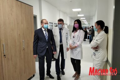 Zoran Gojkovićot Ilija Andrijević igazgató és Mirjana Hadnađev osztályvezető vezette körbe a felújított részlegben (Fotó: Tóth D. Lívia)