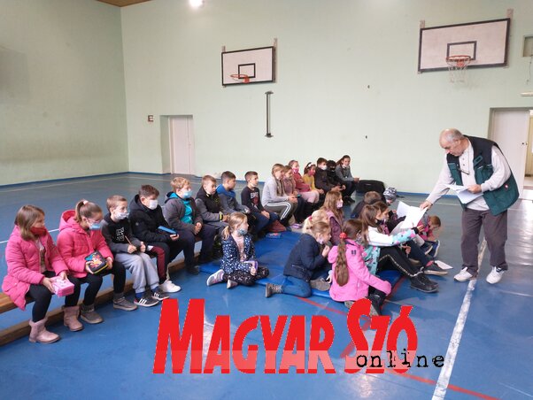 A gyerek szívesen hallgatnak előadást a madarakról A gyerek szívesen hallgatnak előadást a madarakról