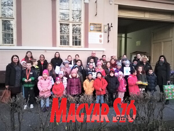 A pályázaton részt vevő osztályok és oviscsoportok képviselői a nyeremények átvétele után a szervezőkkel