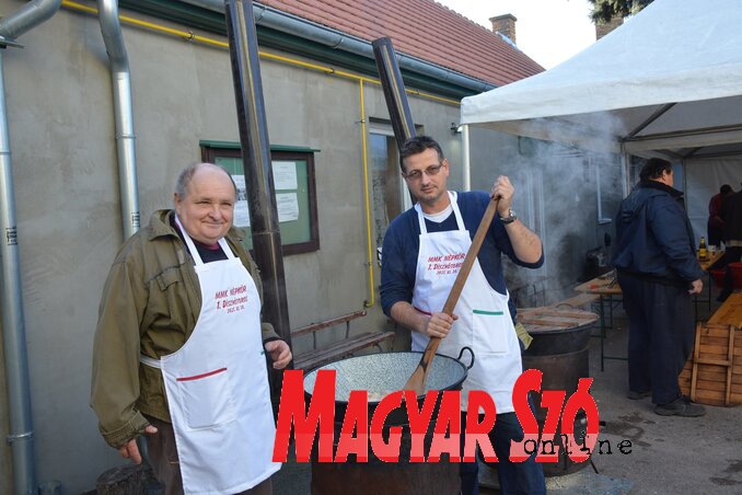 Valka Károly, Kúla község alpolgármestere (balról) és Goga Zsolt, a Népkör MMK elnöke zsírsütés közben@kep(DSC_7529) Valka Károly, Kúla község alpolgármestere (balról) és Goga Zsolt, a Népkör MMK elnöke zsírsütés közben@kep(DSC_7529)