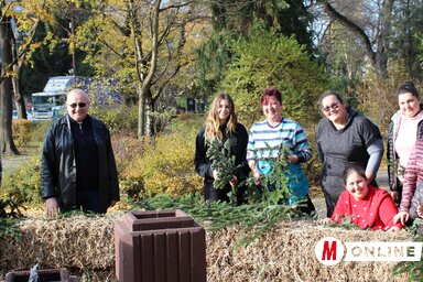 A köztéri adventi koszorú készítői az adai esperesplébánossal