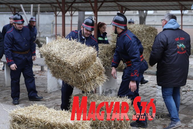 Épül a szalmabála kapu Épül a szalmabála kapu