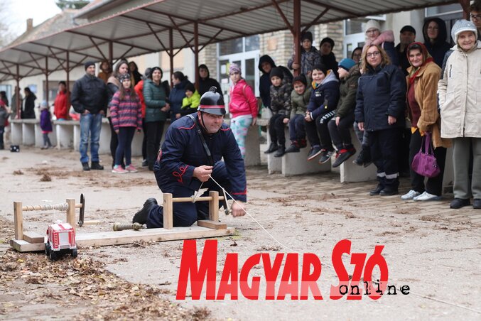 Munkában a kocsifecskendő Munkában a kocsifecskendő
