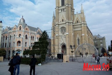 A Szabadság téren december végéig gazdag kulturális program és gasztronómiai ínyencségek várják a látogatókat. A teret belengi a fenyőillat, igaz, nem a fákból árad, hanem az új, fenyődeszkából ácsolt, hangulatos házikókból