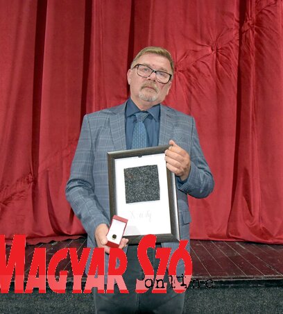 László Sándor a Pataki-gyűrű díjjal és a Tízes-díjjal (Gergely Árpád felvétele) László Sándor a Pataki-gyűrű díjjal és a Tízes-díjjal (Gergely Árpád felvétele)