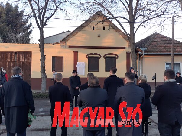 A Karcag utcában, az emléktábla leleplezése előtt Majláth Béla, az Otthon Értelmi Fogyatékosokat Gondozó Intézet igazgatója szólt hallgatóságához (Kazinczy Paszterkó Diana felvétele) A Karcag utcában, az emléktábla leleplezése előtt Majláth Béla, az Otthon Értelmi Fogyatékosokat Gondozó Intézet igazgatója szólt hallgatóságához (Kazinczy Paszterkó Diana felvétele)