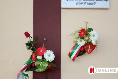 A Karcag utcai emléktábla (Kazinczy Paszterkó Diana felvétele)