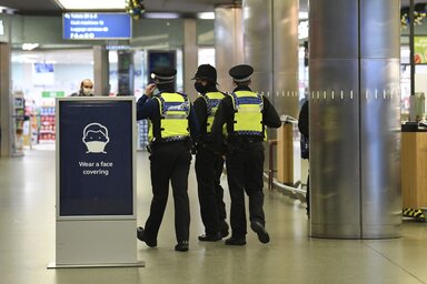 Közlekedési rendőrök a londoni St. Pancras pályaudvaron. Johnson szombati bejelentése után vasárnap délelőtt vidékre távozni szándékozó londoniak tömege töltötte meg a várótermet (Fotó: Beta/AP)