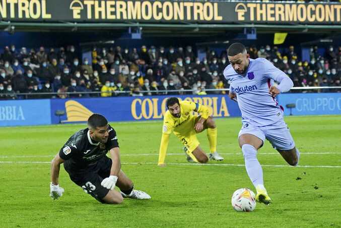Földön a Villarreal védelme Depay gólja előtt (Fotó: Beta/AP) Földön a Villarreal védelme Depay gólja előtt (Fotó: Beta/AP)