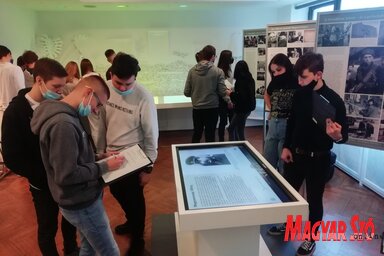 A teszt kitöltésében az érintőképernyős asztalok nyújtottak segítséget (Fotó: Patyi Szilárd)