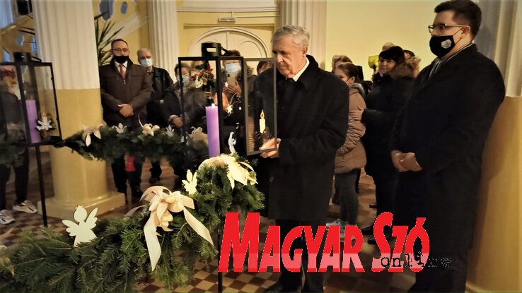Zentán Czegledi Rudolf polgármester gyújtotta meg az első gyertyát