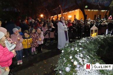 Szungyi Károly esperesplébános gyertyagyújtása Adán