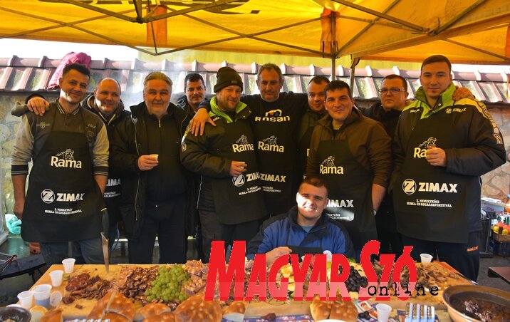 A martonosi tűzoltók csapata is már kora reggel gyúrta a húst A martonosi tűzoltók csapata is már kora reggel gyúrta a húst