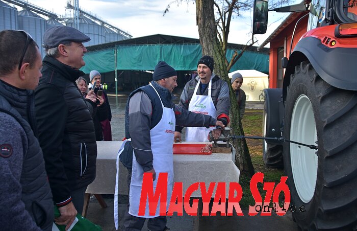 Traktorral könnyebb a hús darálásaTelek: Traktorral könnyebb a hús darálásaTelek: