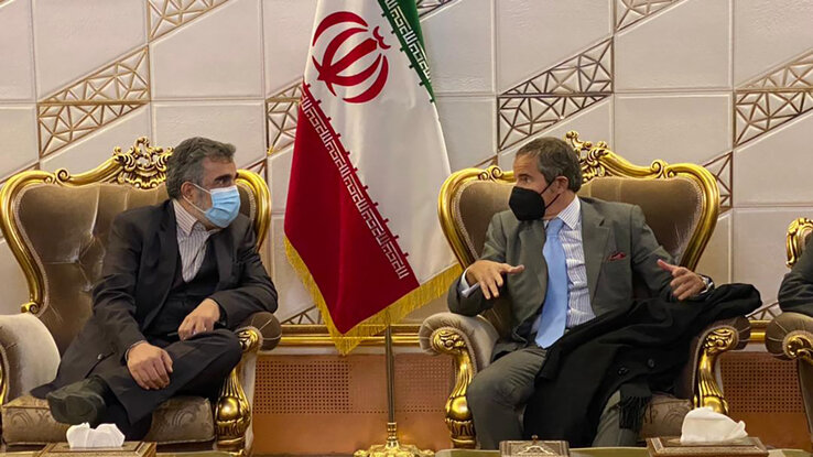 Rafael Mariano Grossi IAEA-igazgató (jobbról) Behrouz Kamalvandival, az iráni  (Fotó: IAEA via AP/Beta)