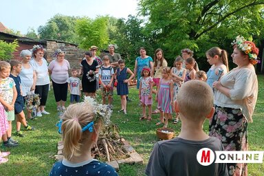 Megtelt vidámsággal a topolyai Tájház udvara (Kazinczy Paszterkó Diana felvétele)