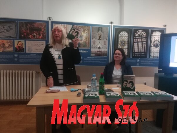 Hózsa Éva És Hicsik Dóra bemutatják a kötetet (Fotó: Lukács Melinda) Hózsa Éva És Hicsik Dóra bemutatják a kötetet (Fotó: Lukács Melinda)