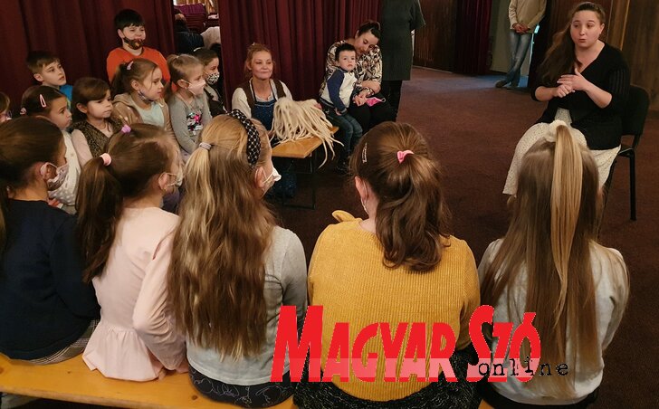 Szabó Réka mesélés közben Szabó Réka mesélés közben