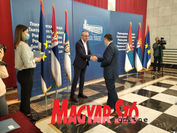 Horváth Zsolt átveszi a támogatási szerződést Milorad Malić segédtitkártól (Fotó: Tóth D. Lívia) Horváth Zsolt átveszi a támogatási szerződést Milorad Malić segédtitkártól (Fotó: Tóth D. Lívia)
