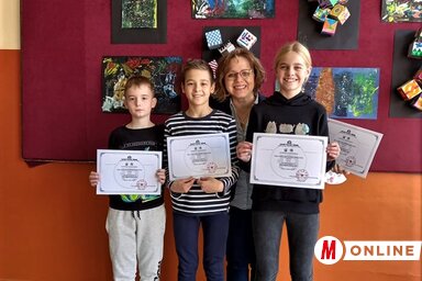 A Manók csapat és a tanító néni az oklevelekkel