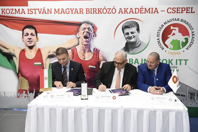 Balról jobbra: Süle László és Nenad Lalović aláírja az UWW és a KIMBA közötti szerződést, Németh Szilárd társaságában (Fotó: MTI)