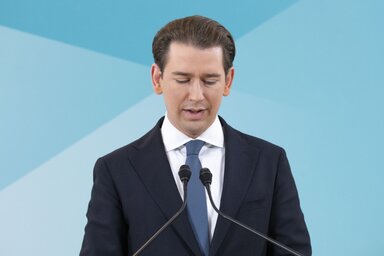 Sebastian Kurz tegnapi bécsi tájékoztatóján egyebek mellett néhány napja született fiával indokolta visszavonulását. Szavai szerint fontosabbnak tartja, hogy inkább vele foglalkozzon, mint a politikával (Fotó: Ap via Beta)