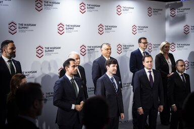 Vars�, 2021. december 4.
A Minisztereln�ki Sajt�iroda �ltal k�zreadott csal�di fot�n Tom Van Grieken, a belga Flamand �rdek p�rt vezet�je, Martin Helme, az �szt Konzervativ N�pp�rt eln�ke, Valdemar Tomasevski, a Litv�niai Lengyelek V�laszt�si Akci�j�nak 