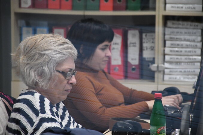 Munka közben a Hét Nap szerkesztőségében (Apró József felvétele) Munka közben a Hét Nap szerkesztőségében (Apró József felvétele)