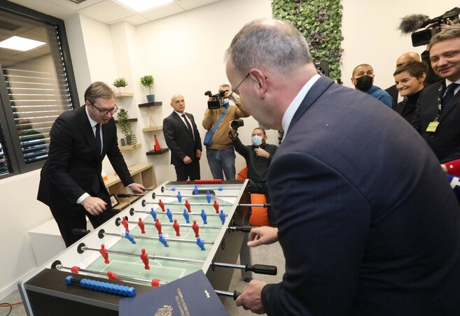 Azok a fiatalok, akik korábban Belgrádba vagy a nagyvilágba mentek volna, most Kragujevacon dolgozhatnak (Fotó: Beta)