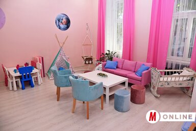 A terem kialakítása teljes mértékben családbarát, hiszen a gyermekeket különféle játékok, a legkisebbeket pedig babahinta is várja (Gergely Árpád felvétele)