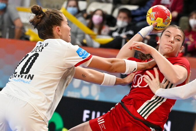 Az FTC-játékos Emily Bölk Vámos Petrával birkózik (Fotó: MTI) Az FTC-játékos Emily Bölk Vámos Petrával birkózik (Fotó: MTI)