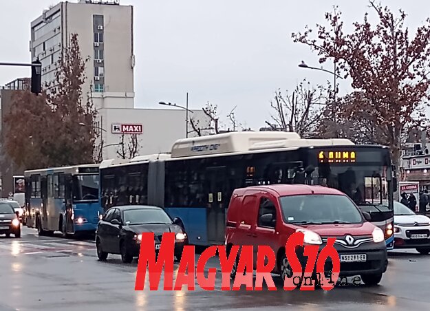 Újvidéken a légszennyezés leginkább a gépjárműfogalom következménye, a javarészt dízelmotoros tömegközlekedés is hozzájárul ehhez. Hamarosan új, villanyáramra működő autóbuszokat vesz a város, 8 millió eurós hitel segítségével Újvidéken a légszennyezés leginkább a gépjárműfogalom következménye, a javarészt dízelmotoros tömegközlekedés is hozzájárul ehhez. Hamarosan új, villanyáramra működő autóbuszokat vesz a város, 8 millió eurós hitel segítségével