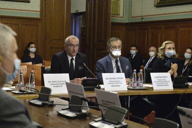 Sztáray Péter beszél, mellette Kalmár Ferenc és Juhász Hajnalka (Fotó: MTI)