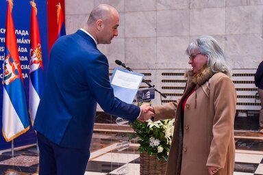 Dani Valéria átveszi a támogatási szerződést Nenad Ivanišević titkártól (Fotó: vojvodina.gov.rs)