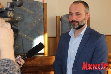 Szatmári Adrián a közvitát követően a sajtó képviselőinek nyilatkozott