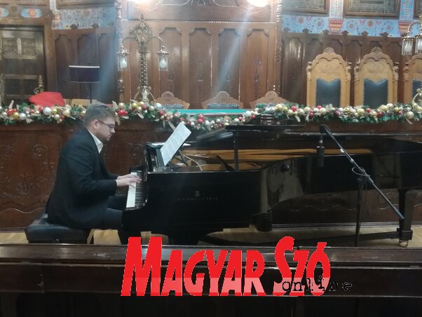 Németh György a zongoránál (Fotó: Lukács Melinda) Németh György a zongoránál (Fotó: Lukács Melinda)