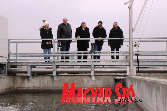 A polgármester és munkatársai a szennyvíztisztítónál A polgármester és munkatársai a szennyvíztisztítónál