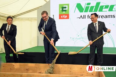 Az ünnepélyes alapkőletétel arany(ozott) lapáttal történt (Ótos András felvétele)