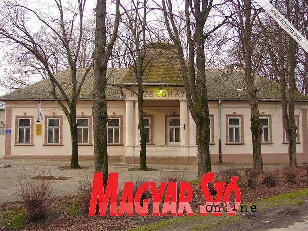 A felújításra váró bácsgyulafalvi községháza A felújításra váró bácsgyulafalvi községháza