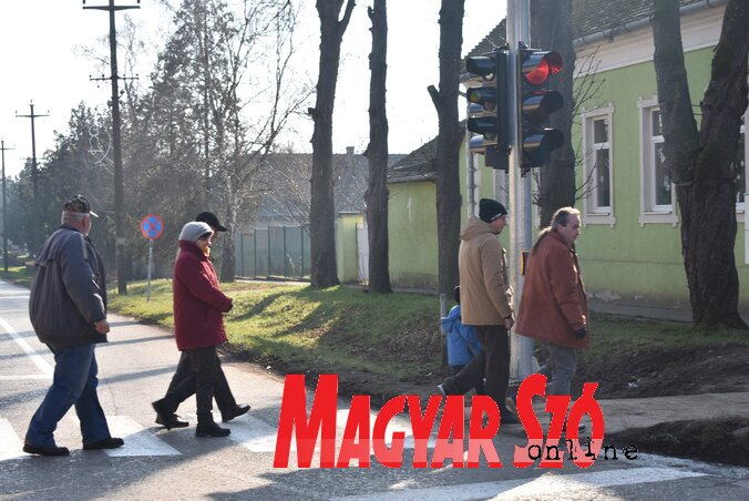 Közlekedési jelzőlámpa került a bácsgyulafalvi iskola közelébe (Fotó: L. Móger Tímea ) Közlekedési jelzőlámpa került a bácsgyulafalvi iskola közelébe (Fotó: L. Móger Tímea )