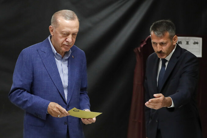 Erdoğan leadja szavazatát (Fotó: Beta/AP)