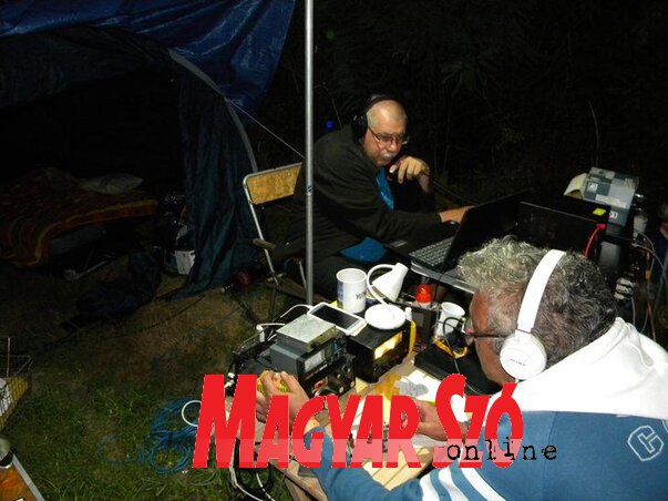 Makra Sándor és Bajusz Tibor rádiózik a Temes mellett (Fotó: Csincsik Zsolt) Makra Sándor és Bajusz Tibor rádiózik a Temes mellett (Fotó: Csincsik Zsolt)