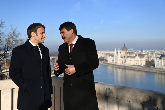 Áder János államfővel a Sándor-palotában egyeztetett Emmanuel Macron (Fotó: MTI) Áder János államfővel a Sándor-palotában egyeztetett Emmanuel Macron (Fotó: MTI)