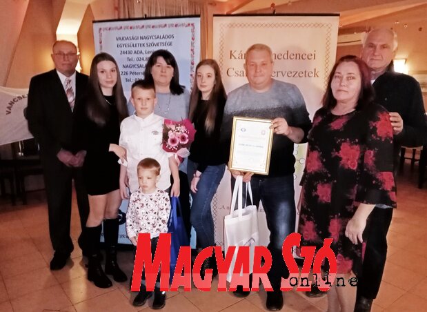 A nagybecskereki Győri család a díj átvételekor